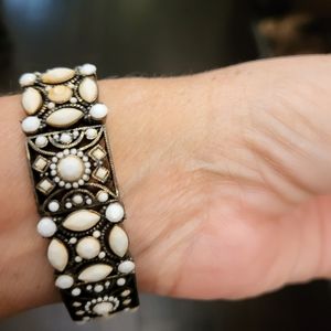 Beige beaded bracelet